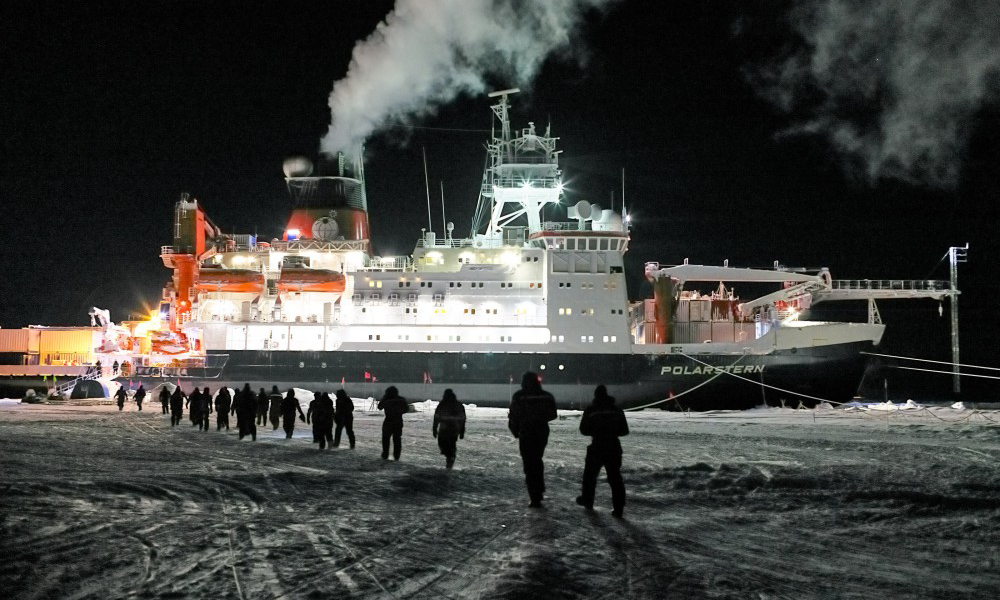 Researchers embark on the R/V Polarstern as part of the MOSAiC expedition